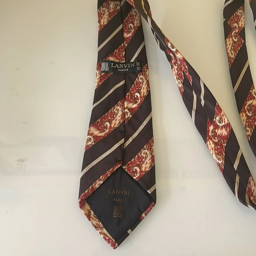 Lanvin Paris Signature Brown Red Diagonal Stripe 100% Silk Tie. Made in France